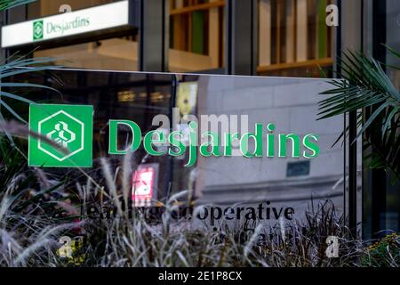 I Desjardins firmano fuori dal loro Desjardins Financial Center in King St W a Toronto, Canada Foto Stock