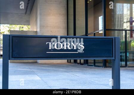 Il cartello Torys LLP è visibile fuori dalla loro sede centrale al Toronto Dominion Centre a Toronto, Canada Foto Stock