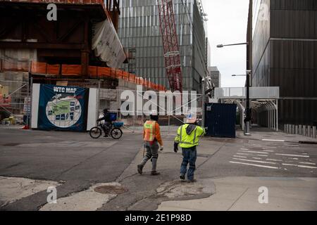 (210109) -- NEW YORK, 9 gennaio 2021 (Xinhua) -- i lavoratori delle costruzioni camminano davanti al Centro delle arti dello spettacolo di Ronald O. Perelman al luogo di costruzione del centro di commercio mondiale, a New York, Stati Uniti, 8 gennaio 2021. I datori di lavoro degli Stati Uniti hanno ridotto 140,000 posti di lavoro a dicembre, il primo declino mensile da aprile 2020, come i recenti picchi COVID-19 hanno interrotto la ripresa del mercato del lavoro, il Dipartimento del lavoro ha riferito Venerdì. Secondo il rapporto mensile sull'occupazione, il tasso di disoccupazione, che ha registrato una tendenza al calo negli ultimi sette mesi, è rimasto invariato al 6.7 per cento. (Foto di Michael Nagle/Xinhu Foto Stock