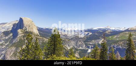 La valle di Yosemite vista dal punto panoramico di Glacier Point Foto Stock