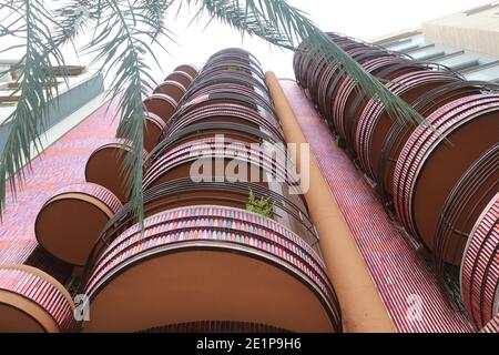 Un edificio a torre di otto piani nella città di Alicante in Spagna. Questo insolito edificio si trova nel centro della città. Foto Stock