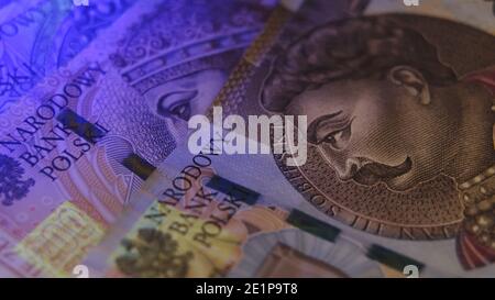 Varsavia, Polonia 01.01.2021 zloty polacco sotto la lampada UV. Test del denaro della carta per il concetto di contraffazione. Primo piano estremo delle caratteristiche di sicurezza del denaro. Foto di alta qualità Foto Stock