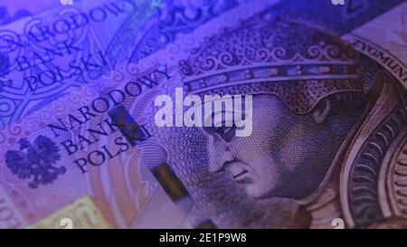 Varsavia, Polonia 01.01.2021 zloty polacco sotto la lampada UV. Test del denaro della carta per il concetto di contraffazione. Primo piano estremo delle caratteristiche di sicurezza del denaro. Foto di alta qualità Foto Stock