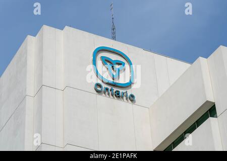 Insegna e logo del governo dell'Ontario sull'edificio di Oshawa, Ontario, Canada Foto Stock