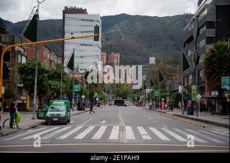 Strade ir nord Bogota sono viste vuote come Bogota entra in una quarantena rigorosa di 4 giorni. A Bogotà, Colombia, l'8 gennaio dopo l'occupazione di letto di ICU a Bog Foto Stock