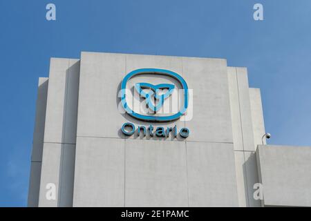 Oshawa, Ontario, Canada - 26 settembre 2020: Cartello e logo del governo dell'Ontario sull'edificio di Oshawa, Ontario, Canada il 26 settembre 2020. Foto Stock