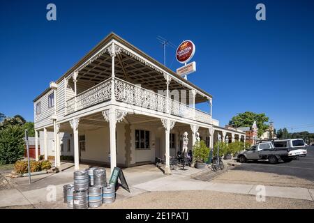 19 Dicembre 2020 Beechworth Australia : Vista esterna dell'Hibernian Hotel a Beechworth, Victoria, Australia Foto Stock