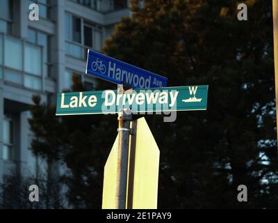 AJAX Ontario Tribute alla HMS Ajax River Plate Battle. Indicazioni stradali all'incrocio in zona urbana Foto Stock