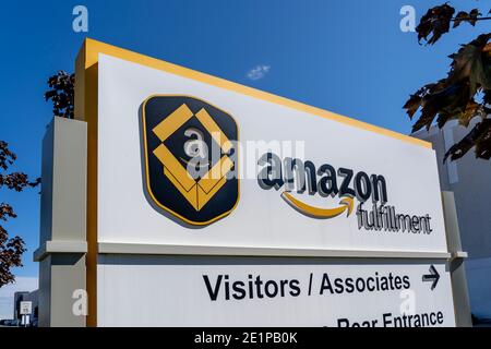 Brampton, ON, Canada - 19 settembre 2020: Primo piano del cartello Amazon Fulfillment Center si vede a Brampton, ON, Canada Foto Stock