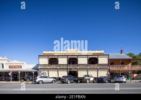 19 Dicembre 2020 Beechworth Australia : Vista esterna del Commercial Hotel a Beechworth, Victoria, Australia Foto Stock