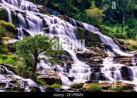 Cascata Mae Ya è bella più famosa nel Parco Nazionale di Doi Inthanon, Chiang mai, Thailandia. Una delle attrazioni turistiche più visitate in Thailandia Foto Stock