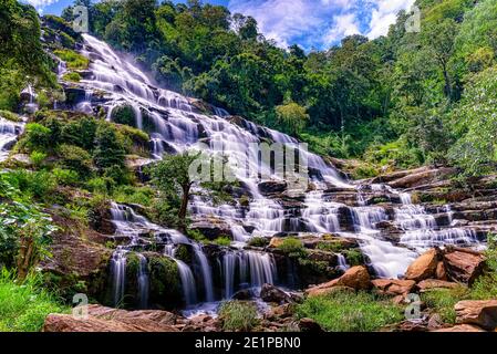 Cascata Mae Ya è bella più famosa nel Parco Nazionale di Doi Inthanon, Chiang mai, Thailandia. Una delle attrazioni turistiche più visitate in Thailandia Foto Stock