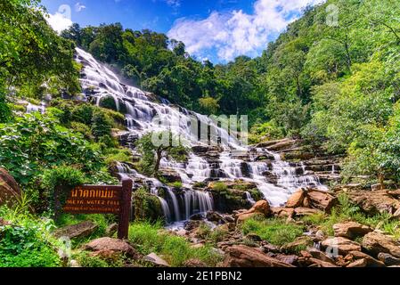 Cascata Mae Ya è bella più famosa nel Parco Nazionale di Doi Inthanon, Chiang mai, Thailandia. Una delle attrazioni turistiche più visitate in Thailandia Foto Stock