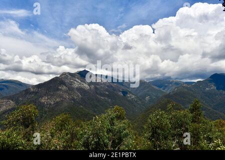 Una vista da Olsens Lookot nelle montagne innevate di Australia Foto Stock