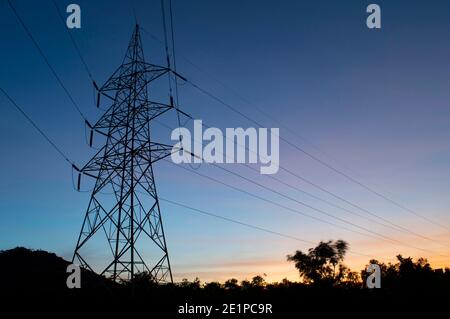 La trasmissione di potenza elettrica è il movimento di massa di energia elettrica da un sito di generazione, come una centrale elettrica, ad una sottostazione elettrica. Foto Stock