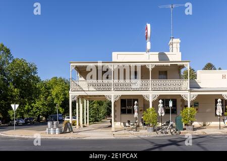 19 Dicembre 2020 Beechworth Australia : Vista esterna dell'Hibernian Hotel a Beechworth, Victoria, Australia Foto Stock