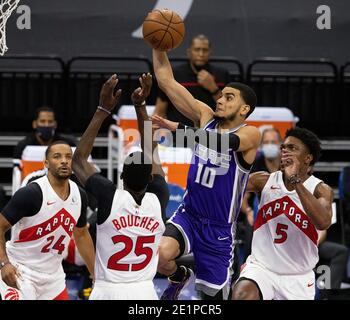 Sacramento, California, Stati Uniti. 8 gennaio 2021. La guardia dei re di Sacramento Justin James (10) guida al cestino fra i Raptors di Toronto avanti Chris Boucher (25) e i Raptors di Toronto avanti Stanley Johnson (5) durante una partita al centro di Golden 1 venerdì 8 gennaio 2021 a Sacramento. Credit: Paul Kitagaki Jr./ZUMA Wire/Alamy Live News Foto Stock