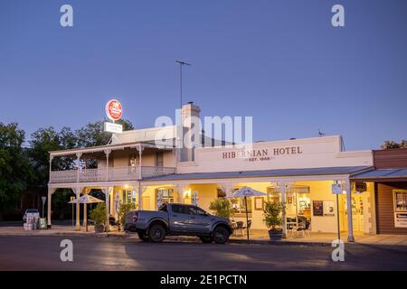 19 Dicembre 2020 Beechworth Australia : Exteriornight Time view of the Hibernian Hotel in Beechworth, Victoria, Australia Foto Stock