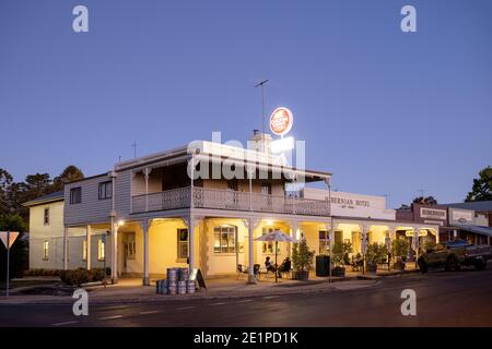 19 Dicembre 2020 Beechworth Australia : Exteriornight Time view of the Hibernian Hotel in Beechworth, Victoria, Australia Foto Stock