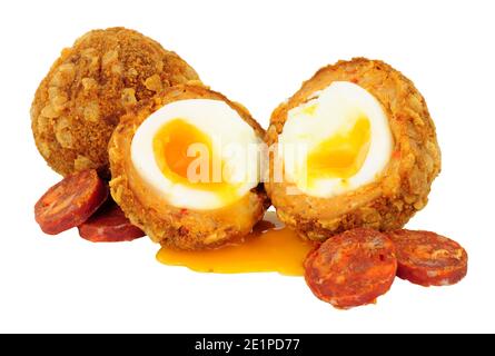 Chorizo e pollo scotch uovo con tuorlo runny isolato su uno sfondo bianco Foto Stock