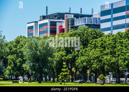 Melbourne, Australia. 8 gennaio 2021. Vista del Burnett Institute dal parco Fawkner. Ricerca medica presso l'ospedale Alfred, con strutture di ricerca medica del Baker IDI (Heart and Diabetes Institute), una delle più antiche organizzazioni di ricerca medica in Australia. Credit: SOPA Images Limited/Alamy Live News Foto Stock