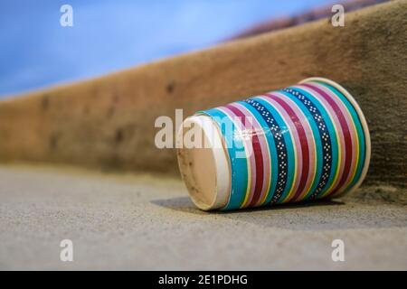 Scartare la lettiera per tazze di carta monouso, scartare la tazza di caffè Foto Stock