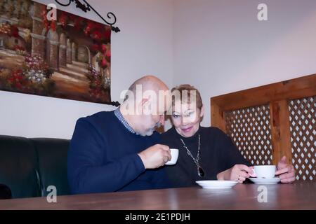 Coppia di persone mature al tavolo bevendo caffè Foto Stock