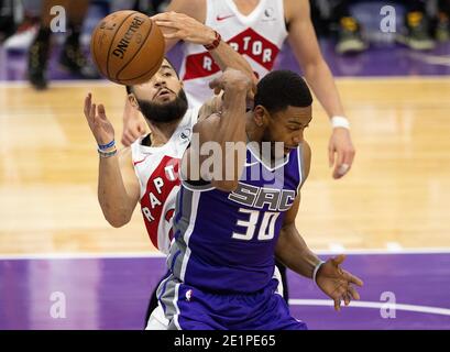 Sacramento, California, Stati Uniti. 8 gennaio 2021. Sacramento Kings in avanti Glenn Robinson III (30) e Toronto Raptors guardia Fred VanVleet (23) battaglia per la palla durante una partita al Golden 1 Center venerdì 8 gennaio 2021 a Sacramento. Credit: Paul Kitagaki Jr./ZUMA Wire/Alamy Live News Foto Stock