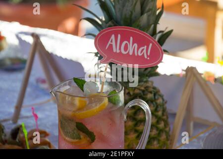 limonata di melone rosa o cocktail in vaso di vetro, con limoni, menta e ghiaccio. Bevande estive fredde, primo piano sul concetto di bevanda per feste Foto Stock