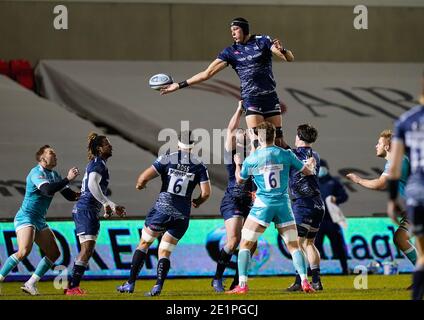Vendita Sharks Lock JP Du Preez raccoglie un re-start durante la partita Gallagher Premiership vendita Sharks -V- Worcester Warriors presso l'AJ Bell Stadium, GRE Foto Stock
