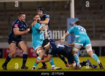 Vendita Sharks lock JP Du Preez e Valeri Morozov mietitrebbia Affrontare i Guerrieri Cornell du Preez durante la Gallagher Premiership Vendita di squali -V- Foto Stock