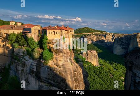 Monastero di Varlaam in cima alla scogliera, sole serale, Meteora, Grecia, paesaggio tipico di rocce. Monastero di Moni Agias Varvaras Roussanou. Patrimonio dell'umanità dell'UNESCO Foto Stock