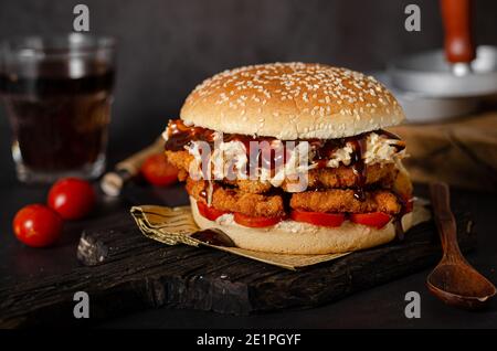 Hamburger delizioso con schnitzel e insalata di coleslow Foto Stock