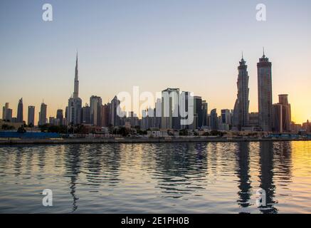 Dubai, Emirati Arabi Uniti - 01.08.2021 Vista dello skyline della citta' di Dubai sul canale acquatico di Dubai. Quartiere di Business Bay. L'edificio più alto del mondo, il Burj Khalifa, può essere Foto Stock