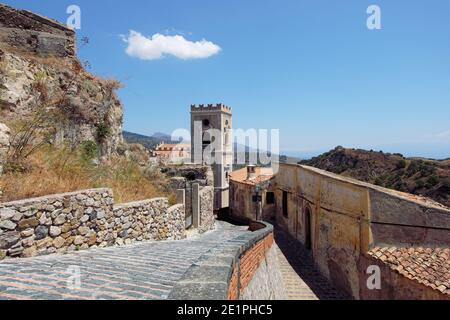 Case e campanile su una strada di Savoca Old Città medievale architettura in Sicilia e destinazione del turismo Foto Stock