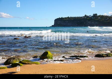 Surfers a Avalon Beach a Sydney, NSW, Australia Foto Stock