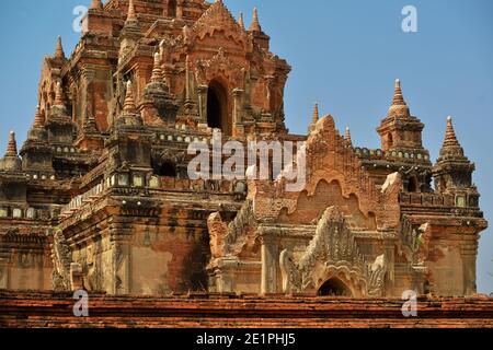 Dettagli architettonici del buddista di Tempio antico nel piccolo villaggio nella zona di Bagan, Myanmar (Birmania). Foto Stock