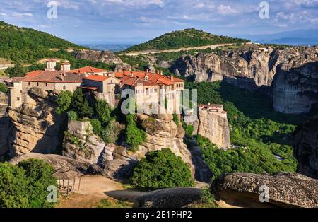Monastero di Varlaam in cima alla scogliera, Meteora, Grecia, paesaggio tipico, colonne rocciose. Moni Agias Varvaras Roussanou nunnery qui sotto. Patrimonio dell'umanità dell'UNESCO Foto Stock
