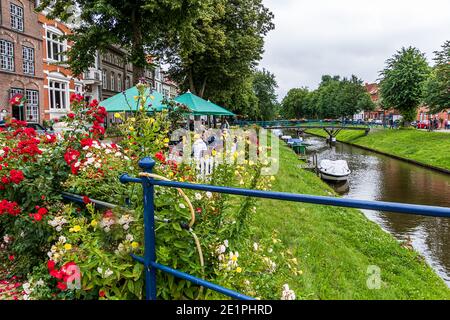 Splendido paesaggio estivo della città sul canale vicino al mercato nella "città olandese" di Friedrichstadt, nel distretto di North Friesland, Germania Foto Stock