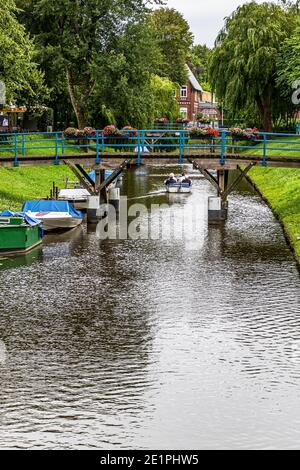 Splendido paesaggio estivo della città sul canale nella "città olandese" di Friedrichstadt, distretto della Frisia settentrionale, Schleswig-Holstein, Germania Foto Stock