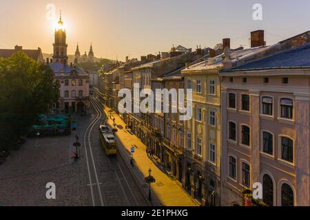 Lviv, Ucraina - 2020: Vista aerea sulla piazza del mercato, Dormizione e Chiesa Carmelitana di Lviv, Ucraina dal drone Foto Stock