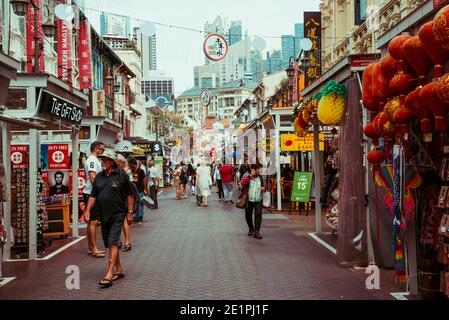 Singapore - 03 Maggio 2019 - Chinatown a Singapore, il luogo famoso per i turisti per visitare molti negozi e cibo di strada. Le bancarelle di cibo poco costose sono numerose Foto Stock