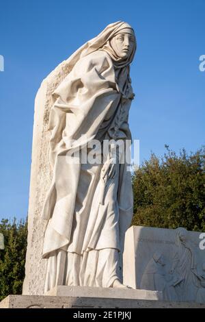 Roma - la st. Katharine di Siena statua vicino al ponte degli Angeli di Erick Aman (2000). Foto Stock