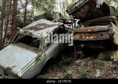 Auto d'epoca abendoned arrugginiscono nella foresta Foto Stock