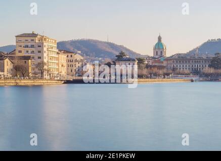 Paesaggio urbano di Como in un inverno mite e soleggiato day.Como lago, lombardia, laghi italiani, Italia Foto Stock