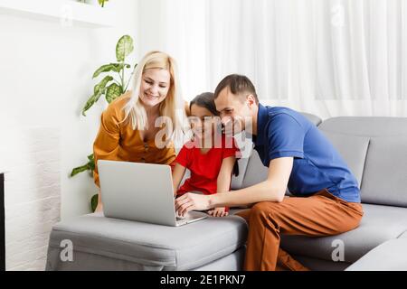 famiglia che lavora e studia su notebook online Foto Stock