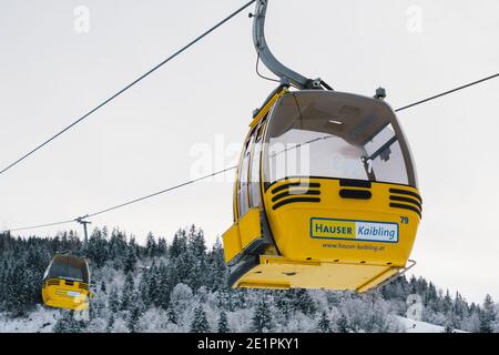 Haus im Ennstal, Austria - Dicembre 29 2020: Hauser Kaibling Yellow Lift Gondola a 8 posti con logo in inverno. Foto Stock