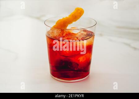 Negroni Cockteil con Twist arancione in un bicchiere, realizzato con Gin, Vermut Rosso e Bitter Foto Stock