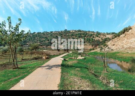 sentiero lungo il fiume sullo sfondo di a. Bel cielo in Israele Foto Stock