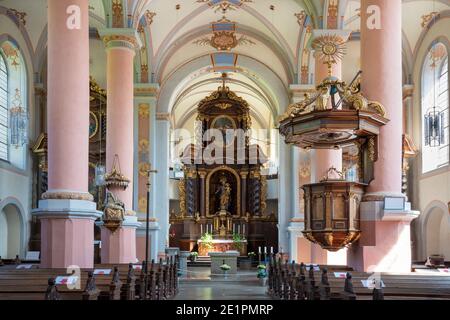 BEILSTEIN, GERMANIA - 21 GIUGNO 2020: Vista attraverso la navata principale della chiesa carmelitana San Josef il 21 giugno 2020 a Beilstein, Mosella, Germania Foto Stock